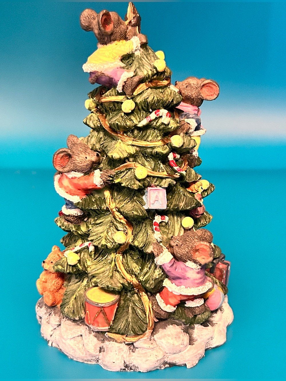 Festive Mouse Family Decorating
Christmas Tree Figurine 6”